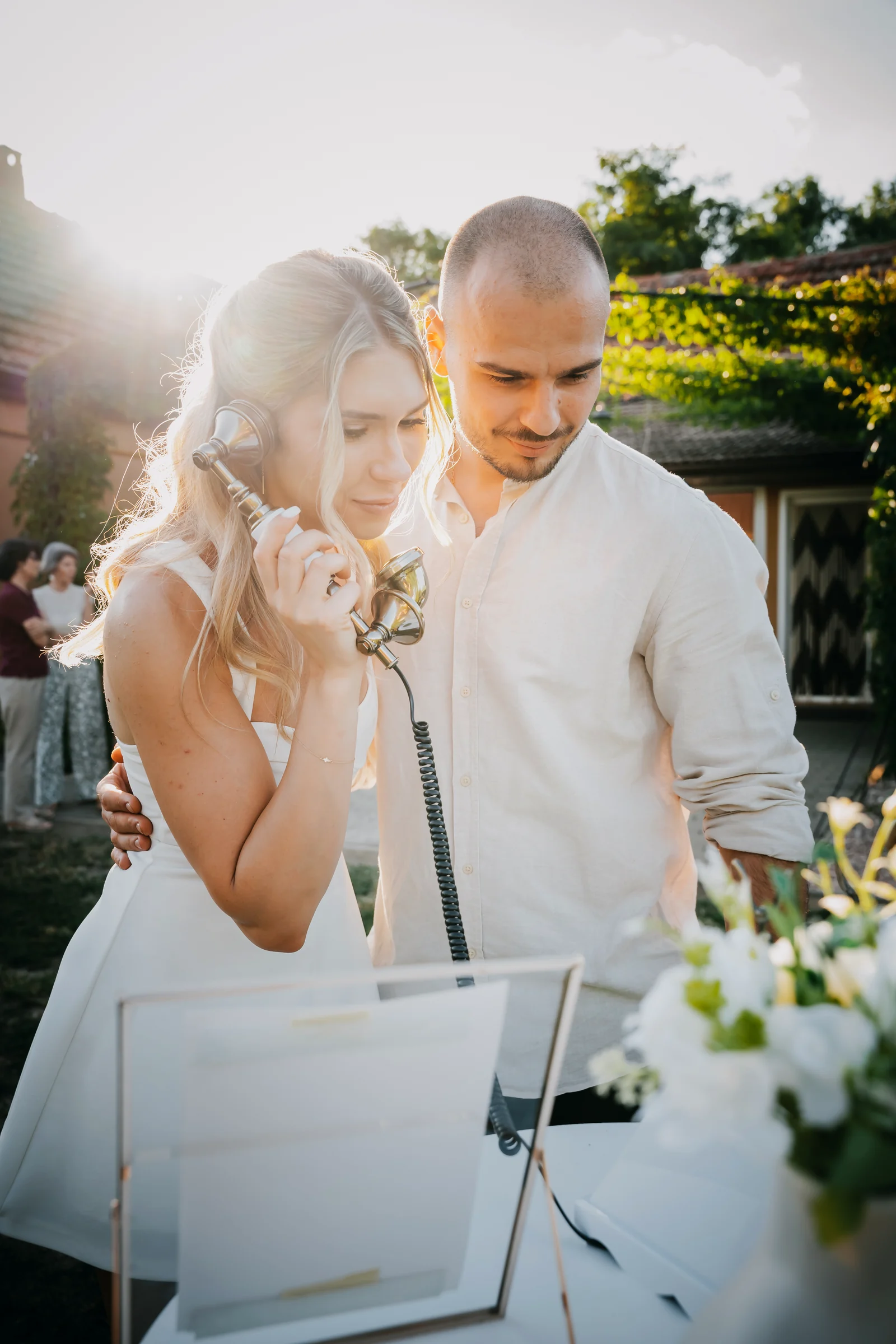 Cuplu la eveniment lăsând un mesaj la telefonul RetroCall